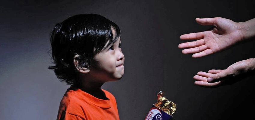 Kind erbittet Schokolade