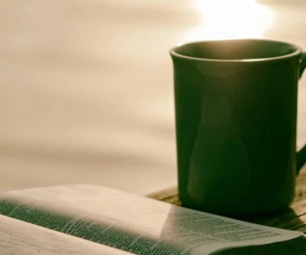 Love coffee. Love Jesus. Interview mit Flinn Schneider. Bild zum Artikel.