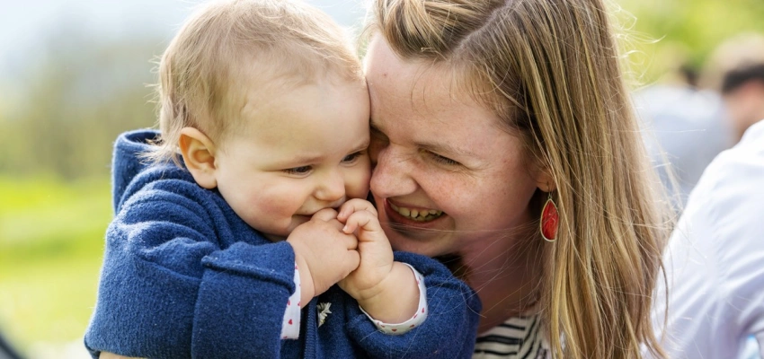 Mit den Augen einer Mutter. Staunen über Gottes Liebe. Bild einer Mutter mit ihrem Kind.