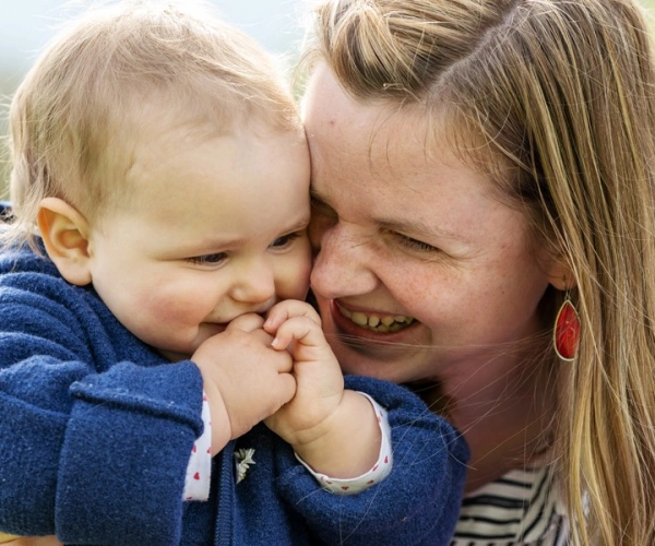 Mit den Augen einer Mutter. Staunen über Gottes Liebe. Bild einer Mutter mit ihrem Kind.