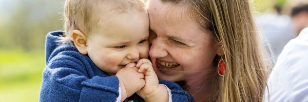 Mit den Augen einer Mutter. Staunen über Gottes Liebe. Bild einer Mutter mit ihrem Kind.