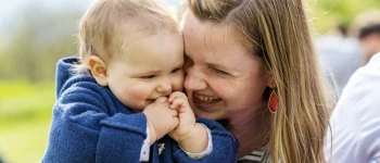 Mit den Augen einer Mutter. Staunen über Gottes Liebe. Bild einer Mutter mit ihrem Kind.