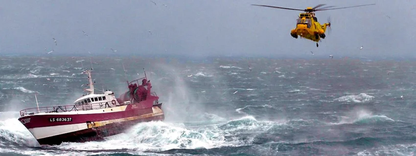 Schiff in Seenot. Rettungshubschrauber schwebt über der See