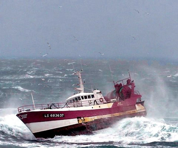 Schiff in Seenot. Rettungshubschrauber schwebt über der See