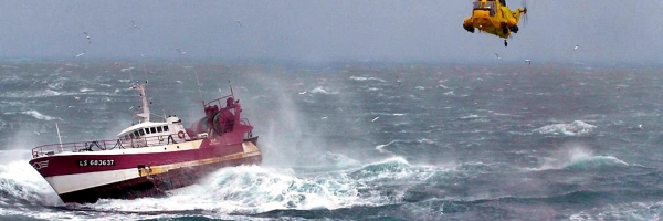 Schiff in Seenot. Rettungshubschrauber schwebt über der See