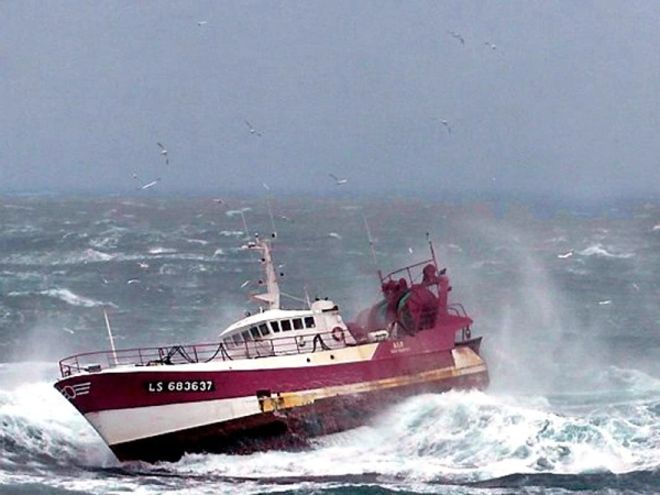Schiff in Seenot. Rettungshubschrauber schwebt über der See