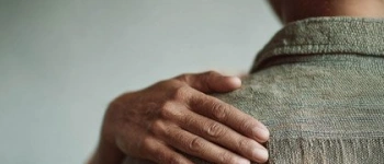 Nicht allein durch dunkle Zeiten. Tröstende Hand auf der Schulter