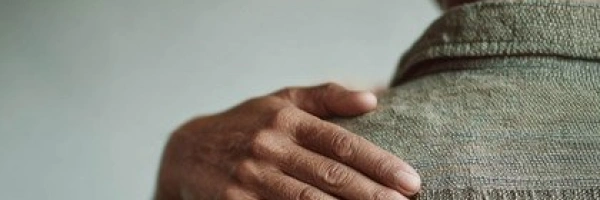 Nicht allein durch dunkle Zeiten. Tröstende Hand auf der Schulter