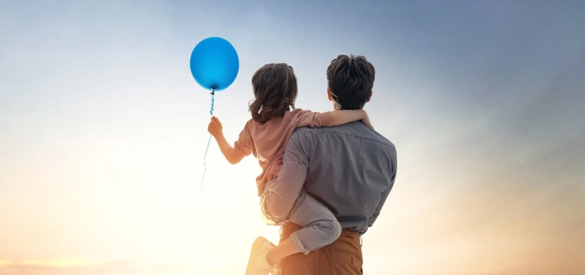 Vater mit Tochter auf dem Arm