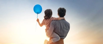 Vater mit Tochter auf dem Arm