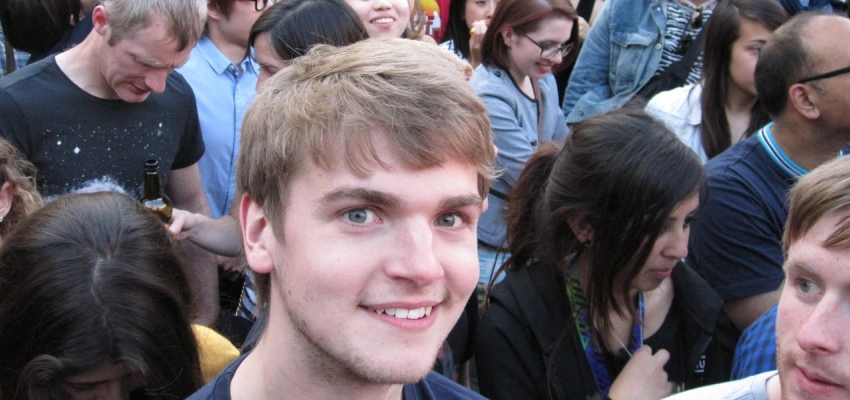 Junger Mann in Menschenmenge