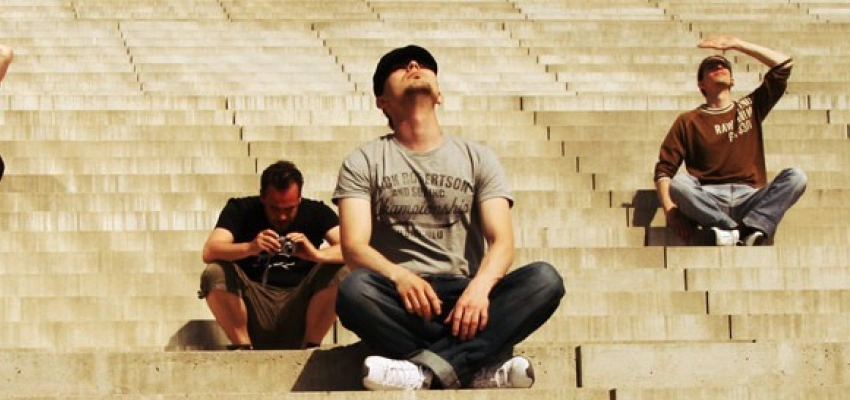 Menschen sitzen auf einer großen Treppe und schauen nach oben in den Himmel