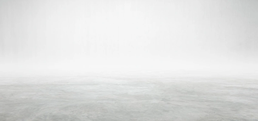 Stilles Wasser im dichten grauen Nebel