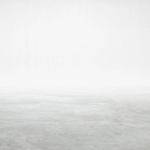 Stilles Wasser im dichten grauen Nebel