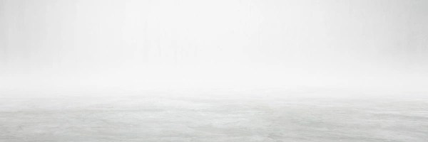 Stilles Wasser im dichten grauen Nebel