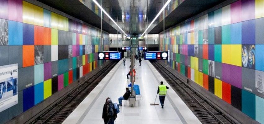 Ich bin hier in München. Können Sie mir helfen? Straßenexerzitien auf der Suche nach Gott. Bild zum Artikel.