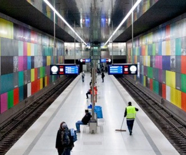 Ich bin hier in München. Können Sie mir helfen? Straßenexerzitien auf der Suche nach Gott. Bild zum Artikel.