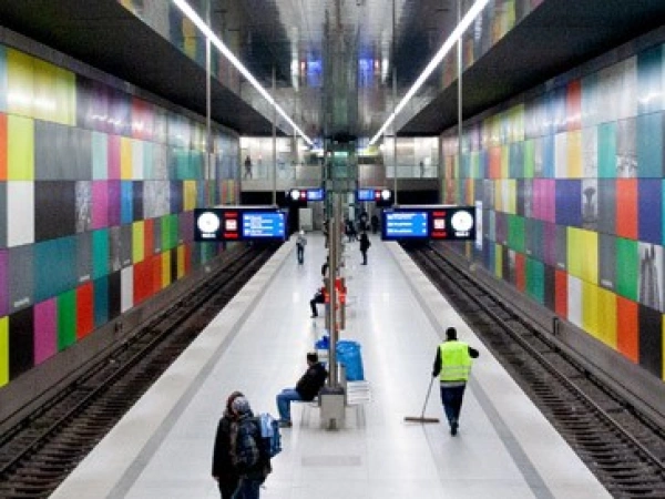 Ich bin hier in München. Können Sie mir helfen? Straßenexerzitien auf der Suche nach Gott. Bild zum Artikel.