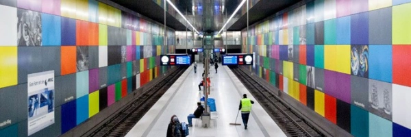 Ich bin hier in München. Können Sie mir helfen? Straßenexerzitien auf der Suche nach Gott. Bild zum Artikel.