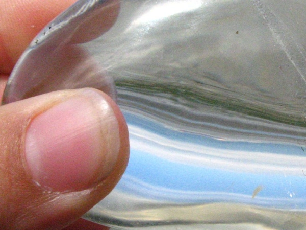 Strandlandschaft durch einen Glasstein betrachtet.