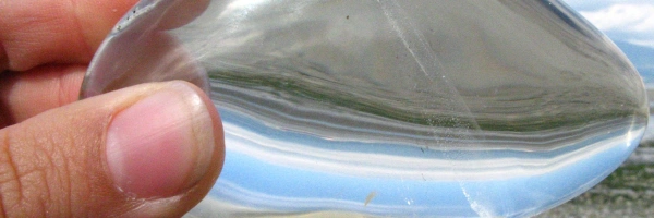 Strandlandschaft durch einen Glasstein betrachtet.