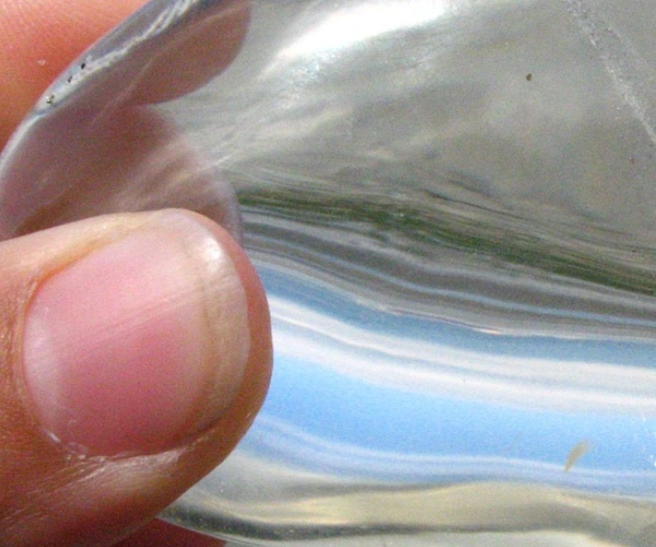 Strandlandschaft durch einen Glasstein betrachtet.