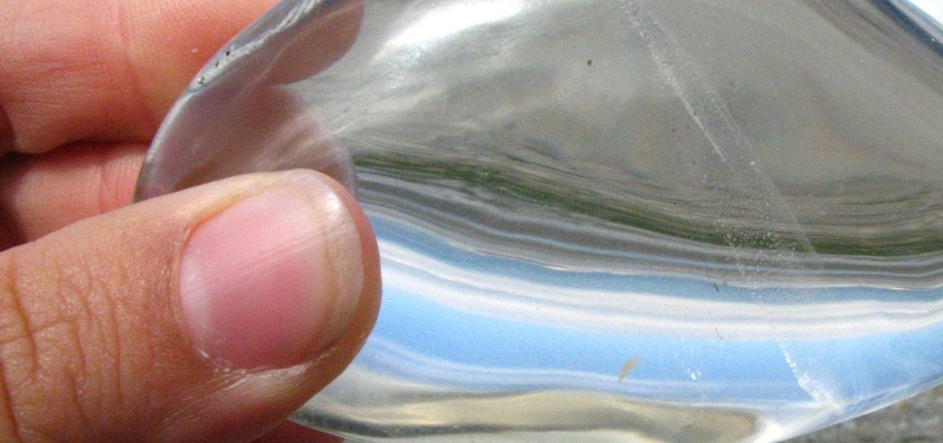 Strandlandschaft durch einen Glasstein betrachtet.