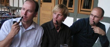 Drei pfeiferauchende Männer genießen ein entspanntes Miteinander