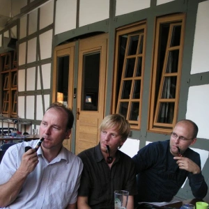 Drei pfeiferauchende Männer genießen ein entspanntes Miteinander