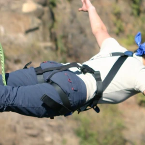 Mann Bungee-Jumping