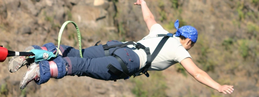 Mann Bungee-Jumping