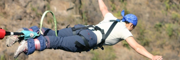 Mann Bungee-Jumping