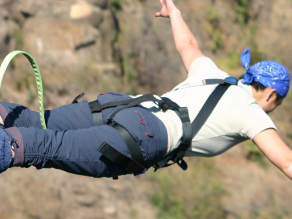 Mann Bungee-Jumping