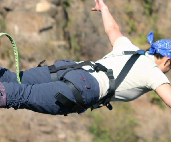 Mann Bungee-Jumping