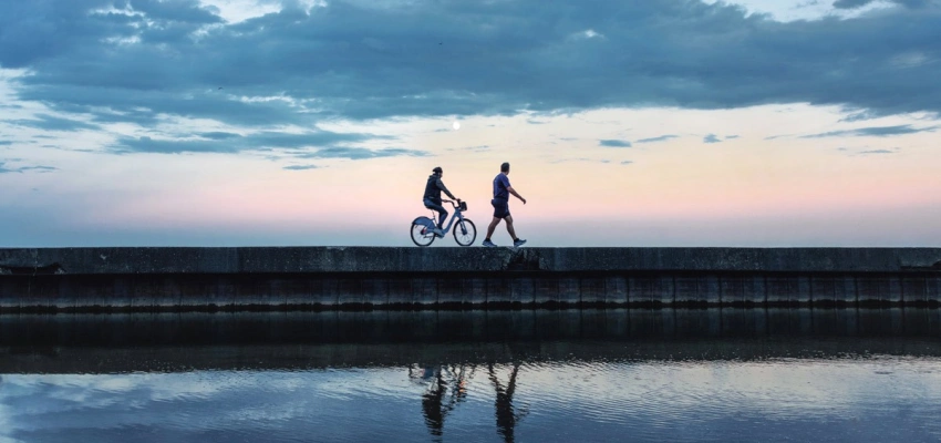 Weniger für mehr. Exodus 90: Meine Beziehungen klären durch Askese. Bild von zwei spazierenden Menschen entlang eines Meeres.