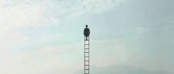 Mann auf einer Leiter in den Himmel