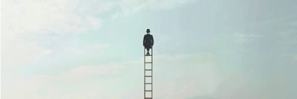 Mann auf einer Leiter in den Himmel