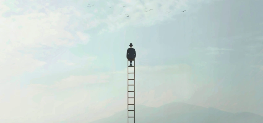 Mann auf einer Leiter in den Himmel