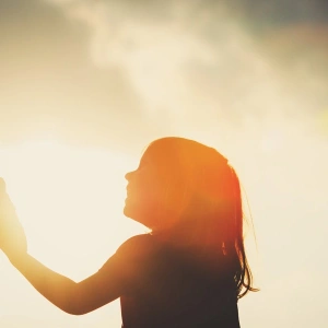 Wir setzten auf Hoffnung. Unser Weg zum Elternsein. Bild eines jungen Mädchens welches die Hand ihres Elternteils hält.