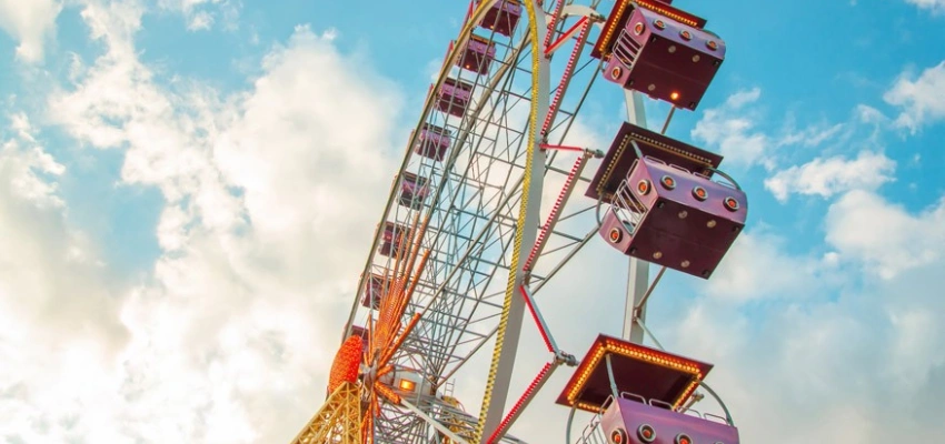 Riesenrad vor blauem Himmel