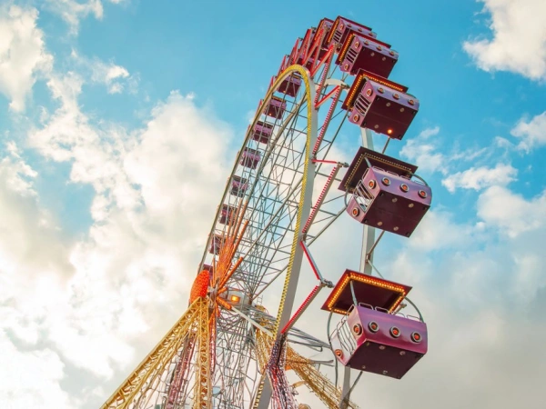 Riesenrad vor blauem Himmel
