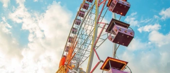 Riesenrad vor blauem Himmel
