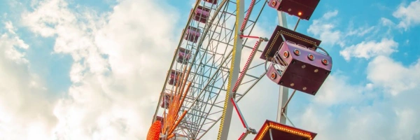 Riesenrad vor blauem Himmel
