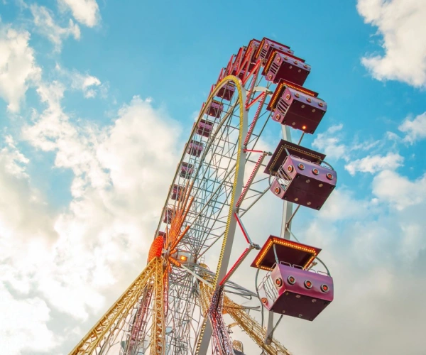 Riesenrad vor blauem Himmel