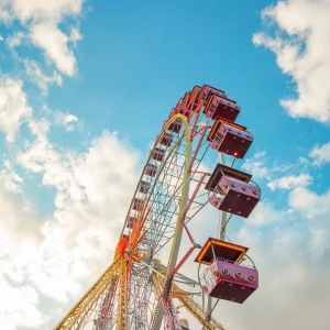 Riesenrad vor blauem Himmel