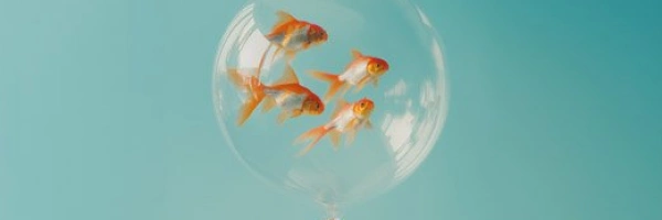 KI-generiertes BIld von vier Goldfischen in einer Blase am Ende einer Hand