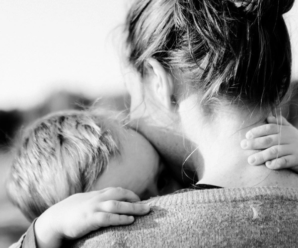 Zumutung – Mut – Mutter. Bild einer Mutter mit ihrem Kind.