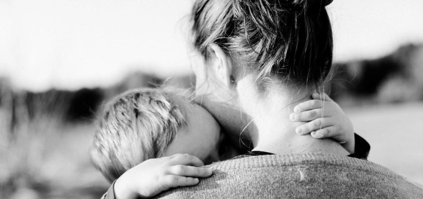 Zumutung – Mut – Mutter. Bild einer Mutter mit ihrem Kind.
