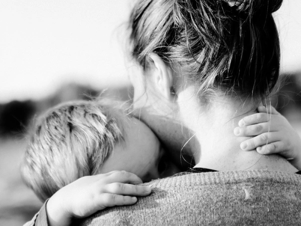 Zumutung – Mut – Mutter. Bild einer Mutter mit ihrem Kind.