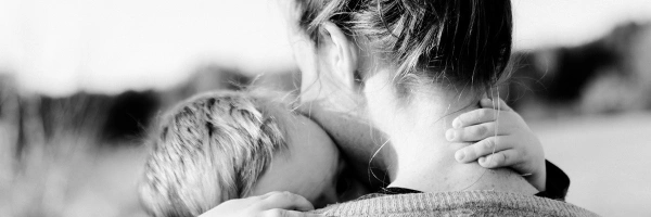 Zumutung – Mut – Mutter. Bild einer Mutter mit ihrem Kind.